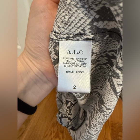 A.L.C. Noreen Dolman Snake-Print Silk Blouse size 2 - Picture 4 of 11
